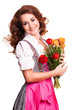 junge Frau im Dirndl mit einem Strauß Tulpen
