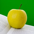 Apfel und Buch