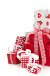 Weihnachtsgeschenke in Rot und Weiß isoliert