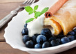 Pfannkuchen mit Blaubeeren und Sauce