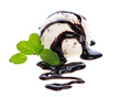 Stracciatella - Eiskugel mit Schokoladensoße und Minze