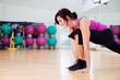 frau trainiert im sportstudio