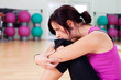 nachdenkliche frau im fitnessstudio