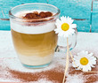 Kaffee-Genuss: Cappuccino, verziert mit Margeriten und Kakao