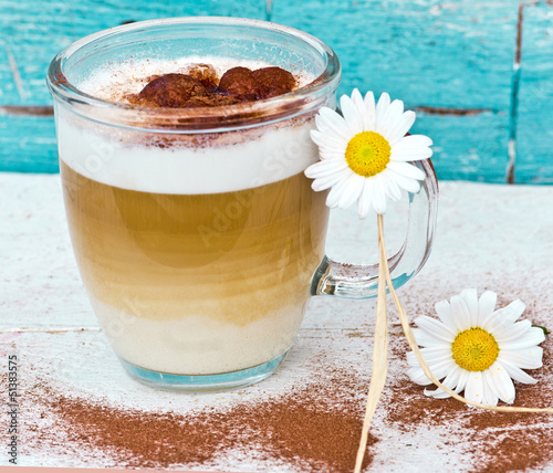 Photo: Kaffee-Genuss: Cappuccino, verziert mit Margeriten und Kakao Kaffee-Genuss: Cappuccino, verziert mit Margeriten und Kakao
