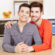 Lachendes schwules Paar im Wohnzimmer