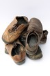 Haufen abgetragener Schuhe Leder