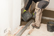 mason smooth the cement screed, maçon chape ciment