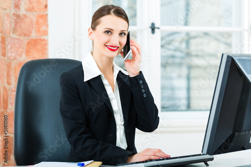 Photo: businesswoman in office sitting on the computer businesswoman in office sitting on the computer