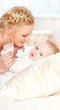 Foto: young mother with a baby in a beautiful bedroom young mother with a baby in a beautiful bedroom
