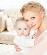 Foto: young mother with a baby in a beautiful bedroom young mother with a baby in a beautiful bedroom