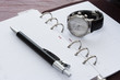 Agenda, bolígrafo y reloj