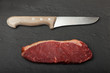 rohes Steak und Besteck