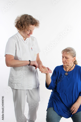 Photo: Krankenschwester misst den Puls Krankenschwester misst den Puls