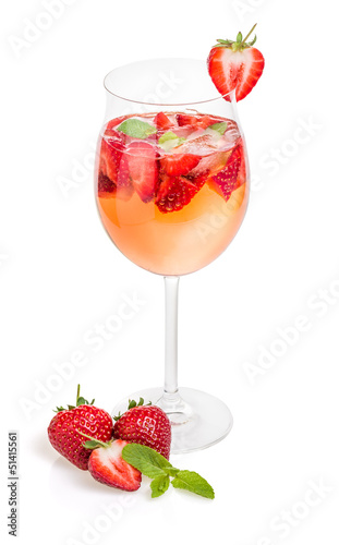 Photo: Cocktail mit Erdbeeren und Minze in einem Weinglas Cocktail mit Erdbeeren und Minze in einem Weinglas