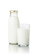 volle Milchflasche und ein Glas Milch