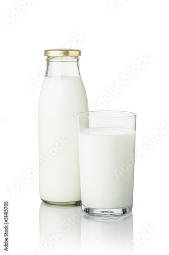 Photo: volle Milchflasche und ein Glas Milch volle Milchflasche und ein Glas Milch