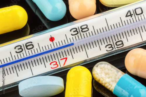 Photo: Fieberthermometer und Tabletten Fieberthermometer und Tabletten