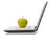 Apfel liegt auf einer Tastatur