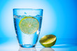 Wasserglas und Limette