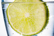 Wasserglas und Limette