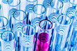 Laborgläser bei Versuch in Chemie Labor