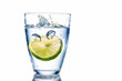 Wasserglas und Limette