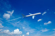 Flugzeug fliegt im Himmel