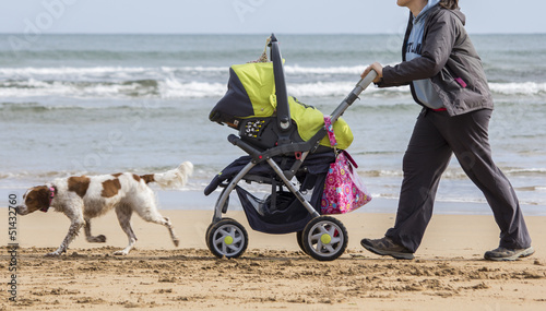 Photo: Madre con cochecito bebe por la playa Madre con cochecito bebe por la playa