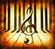 Pianoforte e chiave di sol, fondo astratto.