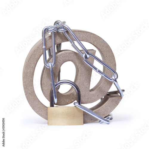 Photo: At-Symbol, Hängeschloss mit Kette. Datensicherheit im Internet At-Symbol, Hängeschloss mit Kette. Datensicherheit im Internet