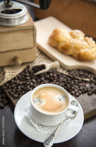 Photo: Kaffee mit Kaffeebohnen und Kaffemühle Kaffee mit Kaffeebohnen und Kaffemühle
