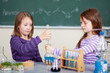 konzentrierte mädchen im chemieunterricht
