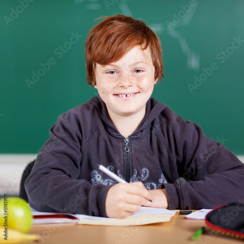 Photo: lächelnder junge in der schule lächelnder junge in der schule