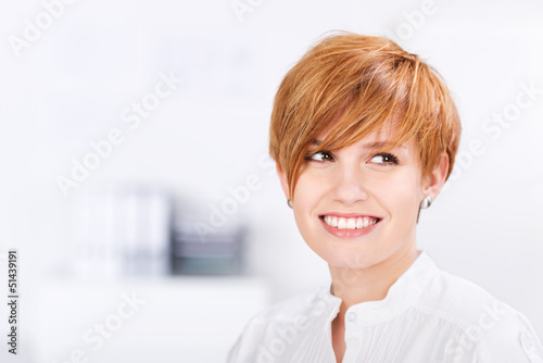 Photo: junge frau arbeitet im büro junge frau arbeitet im büro