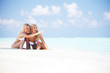 Foto: girls sitting on ocean coast girls sitting on ocean coast