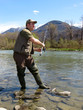 pescatore in riva al fiume