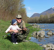 papà e figlia pescano in riva al fiume