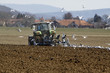 Möwen und Stare folgen einem pflügenden Traktor (Weserbergland)