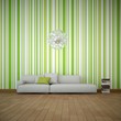 weißes Sofa vor gestreifter Wand