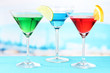 Foto: Glasses of cocktails on table near pool Glasses of cocktails on table near pool
