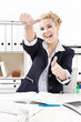 Toller Tag im Büro - Frau lachend am Schreibtisch