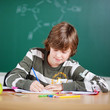 Foto: schüler schreibt im unterricht schüler schreibt im unterricht