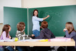 Foto: lehrerin unterrichtet chemie lehrerin unterrichtet chemie