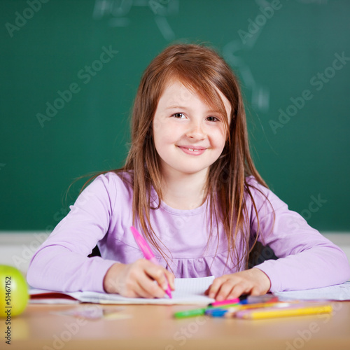 Photo: süßes mädchen in der schule süßes mädchen in der schule