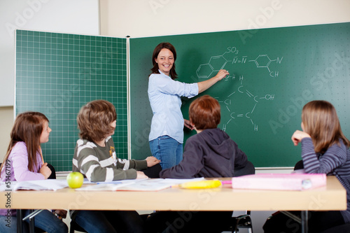 Photo: lehrerin unterrichtet chemie lehrerin unterrichtet chemie