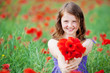 süßes mädchen hält blumen in der hand