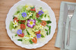 Frühling Salat mit essbaren Blüten