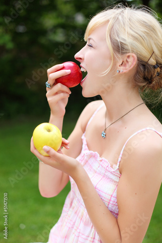 Photo: blonde frau isst äpfel blonde frau isst äpfel