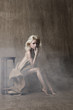 blondes Mädchen im Nebel, Stoffhintergrund